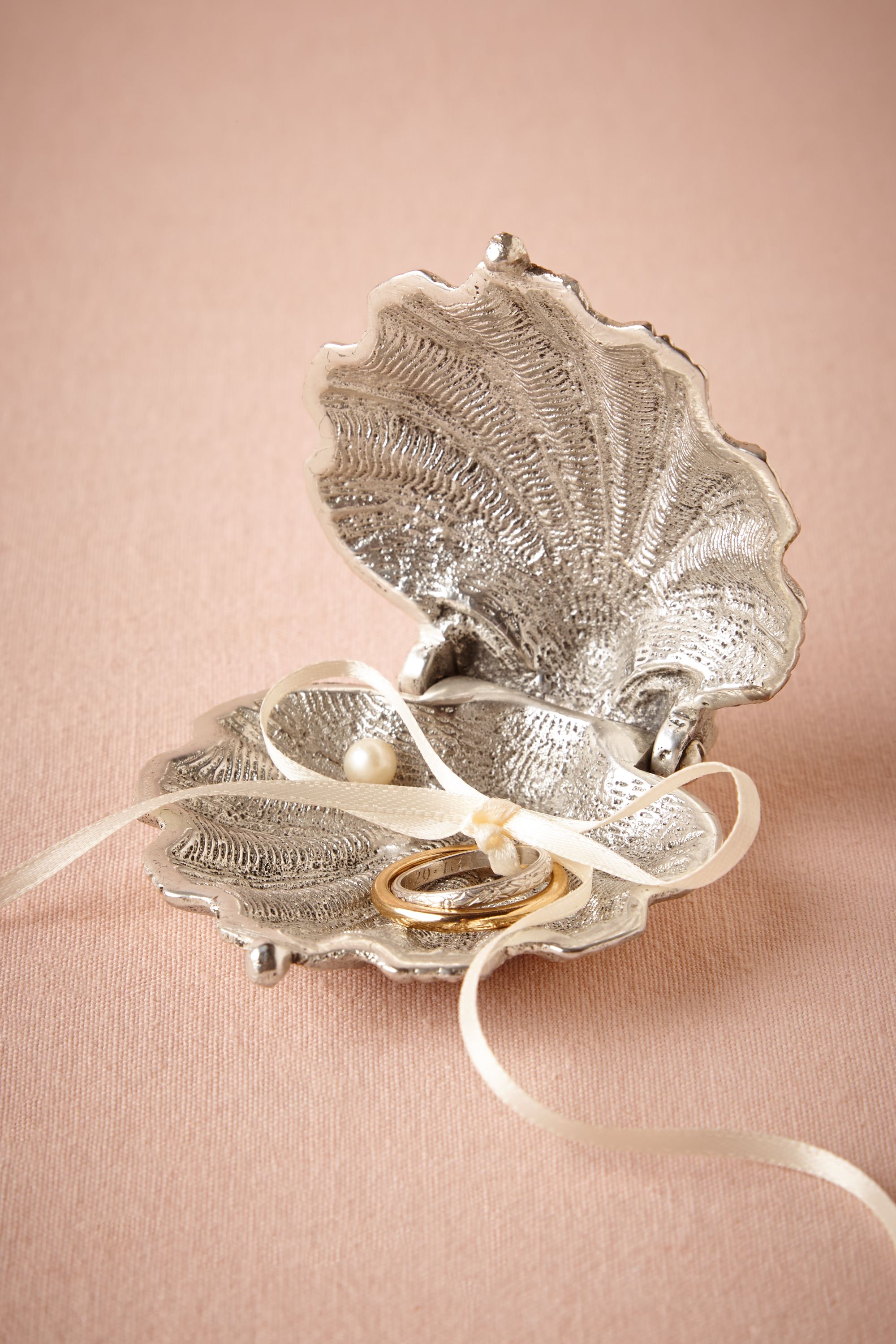 Silvery Seashell Ring Holder