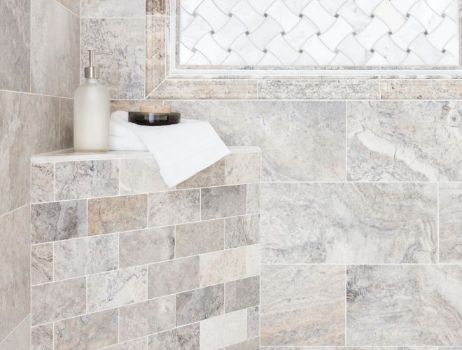 淋浴间用灰色石灰华和大理石瓷砖.