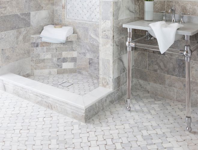 传统的浴室配有灰色石灰华和大理石瓷砖.
