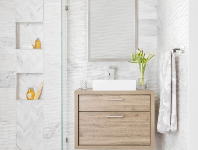 浴室配有白色大理石墙壁和温暖的木材.
