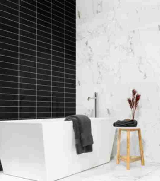 黑色地铁瓷砖配白色大理石浴室