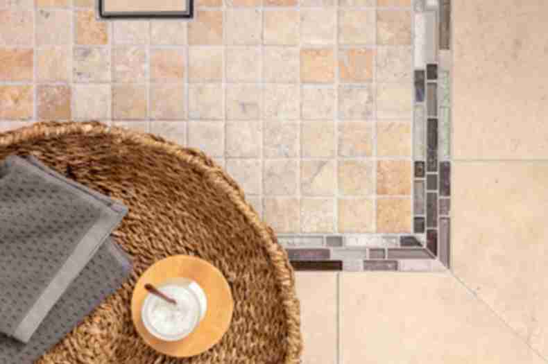 淋浴间的小方形石灰华米色地砖.