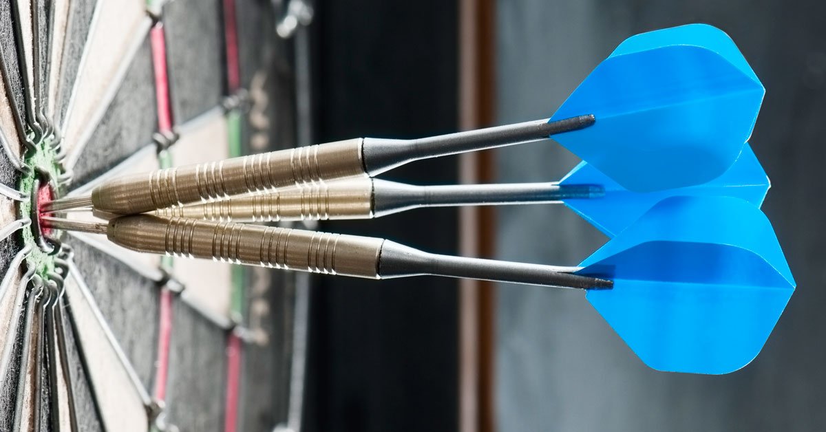 Une fusion dynamique d'art et de musique illustrée par des pinceaux rouges et bleus, des instruments blancs sur un fond coloré.