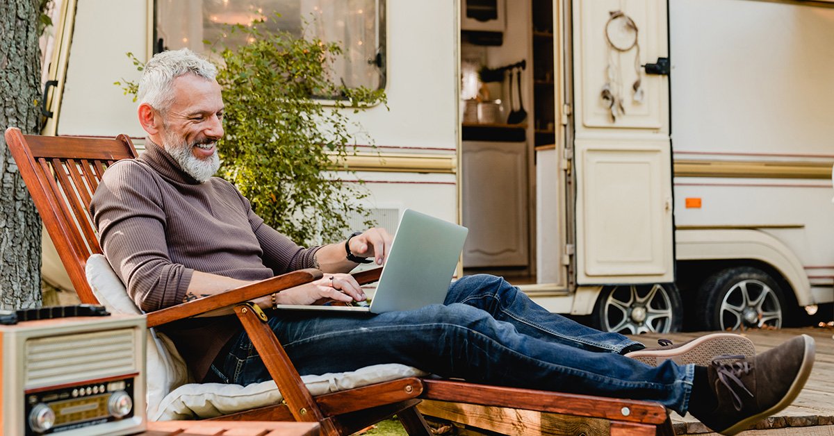 Homme assis sur une chaise avec un ordinateur