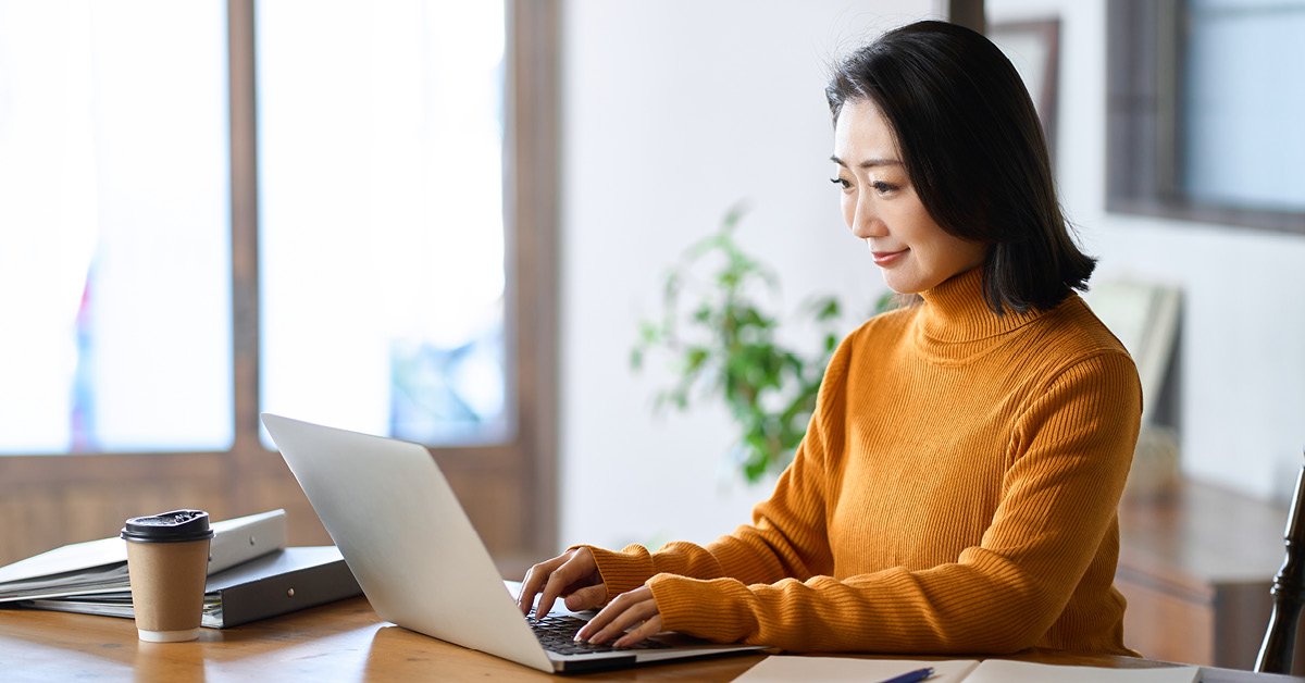 Une femme est sur son ordinateur dans son bureau