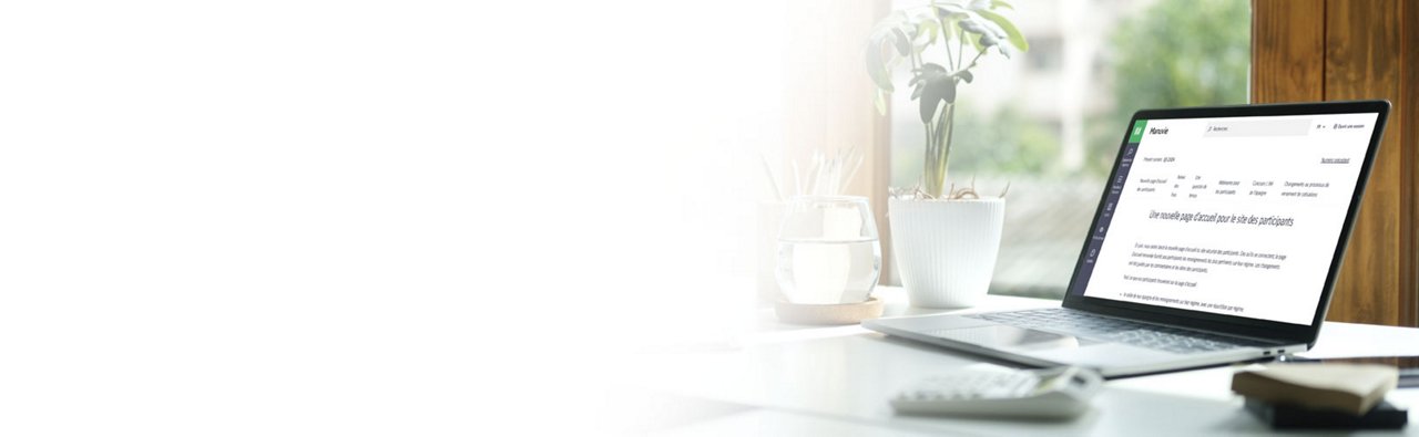 Un restaurant élégamment décoré, présentant une table de dîner de mariage blanche avec des verres et des accents de bougies.