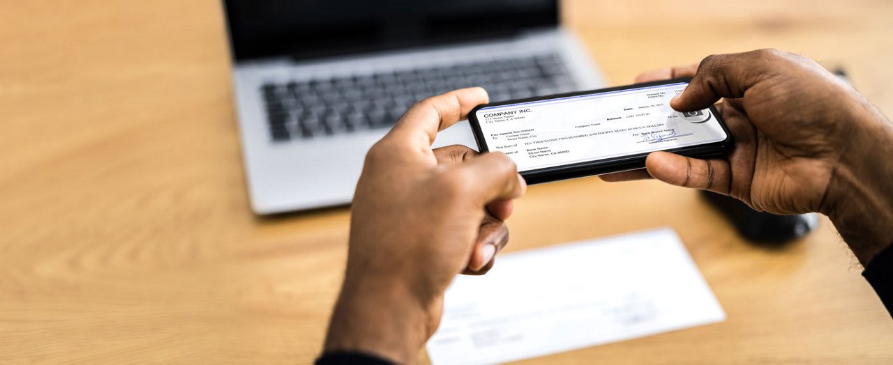 Un professionnel est activement impliqué dans son travail, tapant agilement sur le clavier de son ordinateur portable, exploitant la technologie internet.