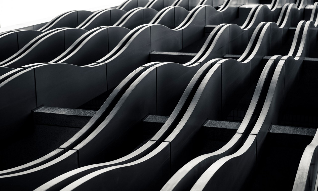 Vivez un mélange d'art et de design avec ce papier peint aux motifs abstraits de vagues bleues et noires, idéal pour une texture de fond unique.