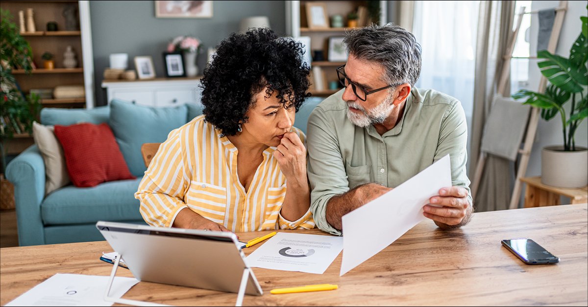 Un couple professionnel adulte, homme et femme, s'engage dans des activités éducatives en utilisant leurs ordinateurs portables.