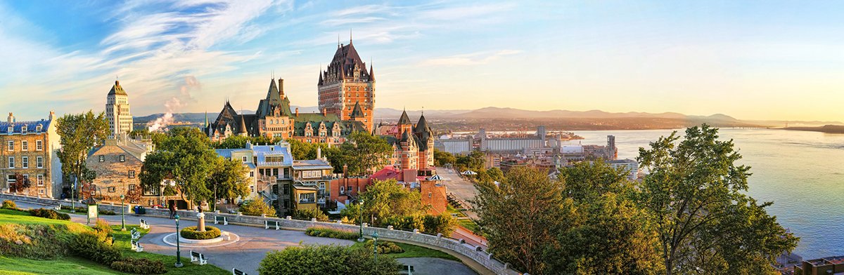 Découvrez la merveille architecturale du château historique de Prague, un repère renommé surplombant la rivière de la ville.