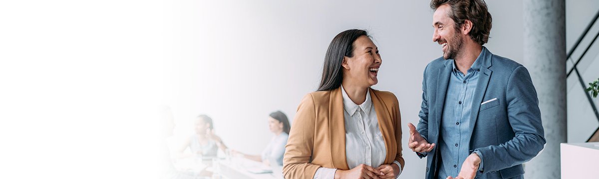 Un jeune couple d'adultes, homme et femme, navigue avec assurance dans le monde des affaires ensemble.