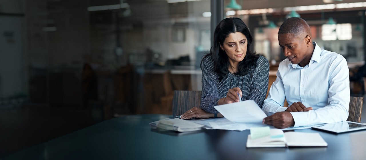 Une femme d'affaires professionnelle travaille assidûment sur son ordinateur portable, accompagnée d'une tasse de café.