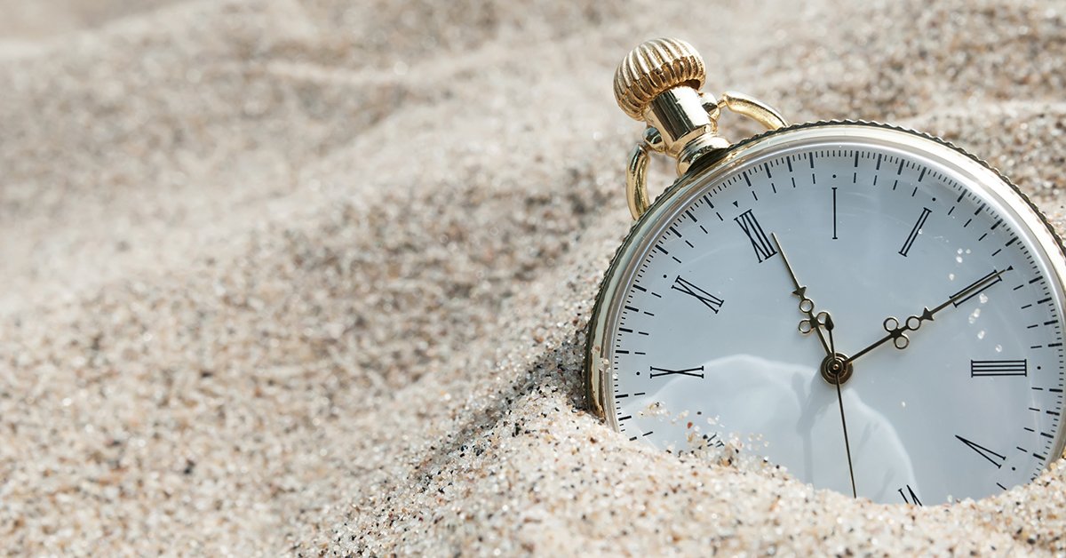 Montre de poche dans le sable 