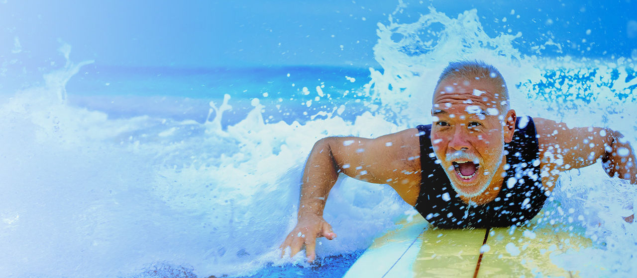 Une femme se tient près de la plage, contemplant l'océan bleu sous le soleil estival, reflétant sur l'eau calme et paisible.