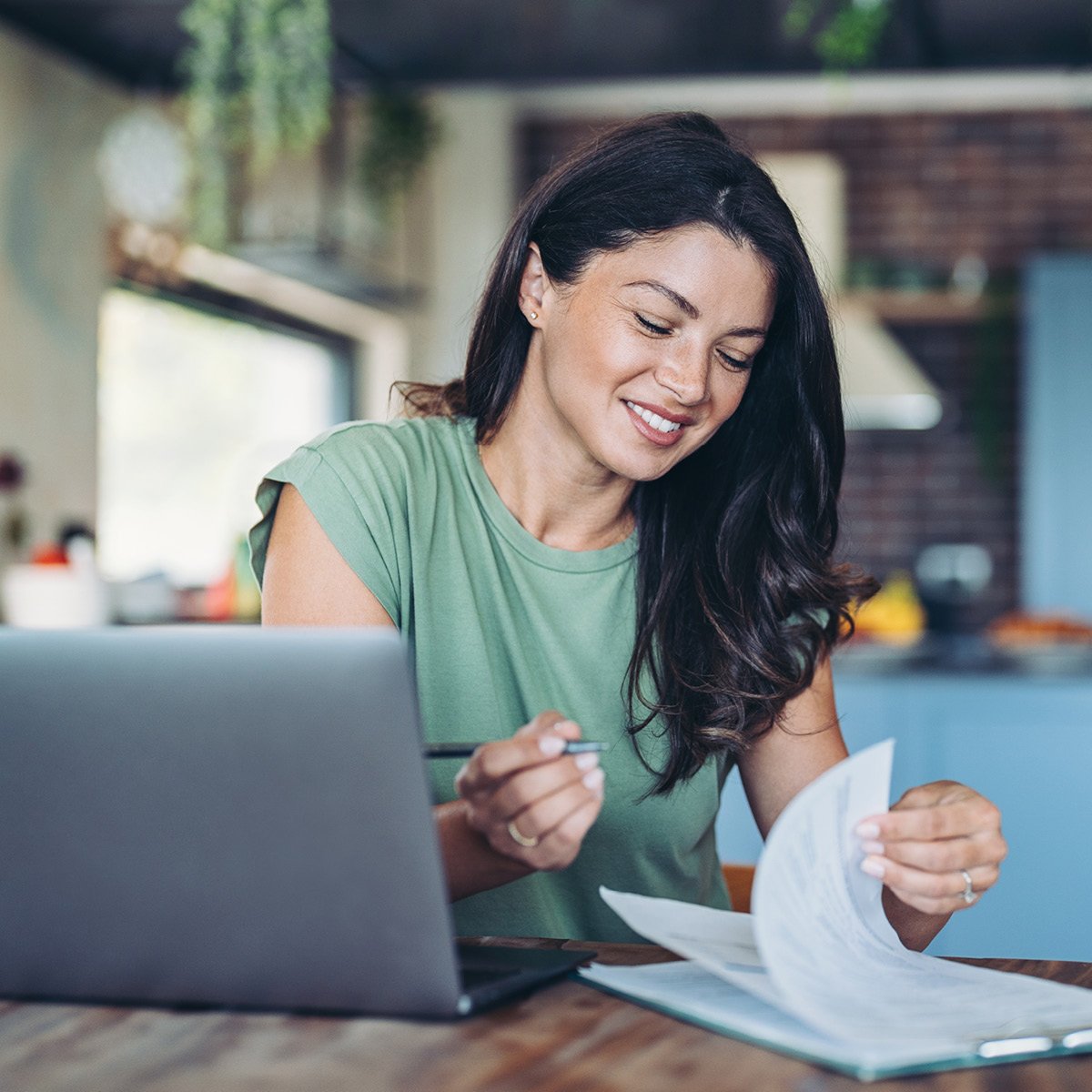 Une femme d'affaires professionnelle travaille sur son ordinateur portable dans un bureau moderne, exploitant les outils en ligne.