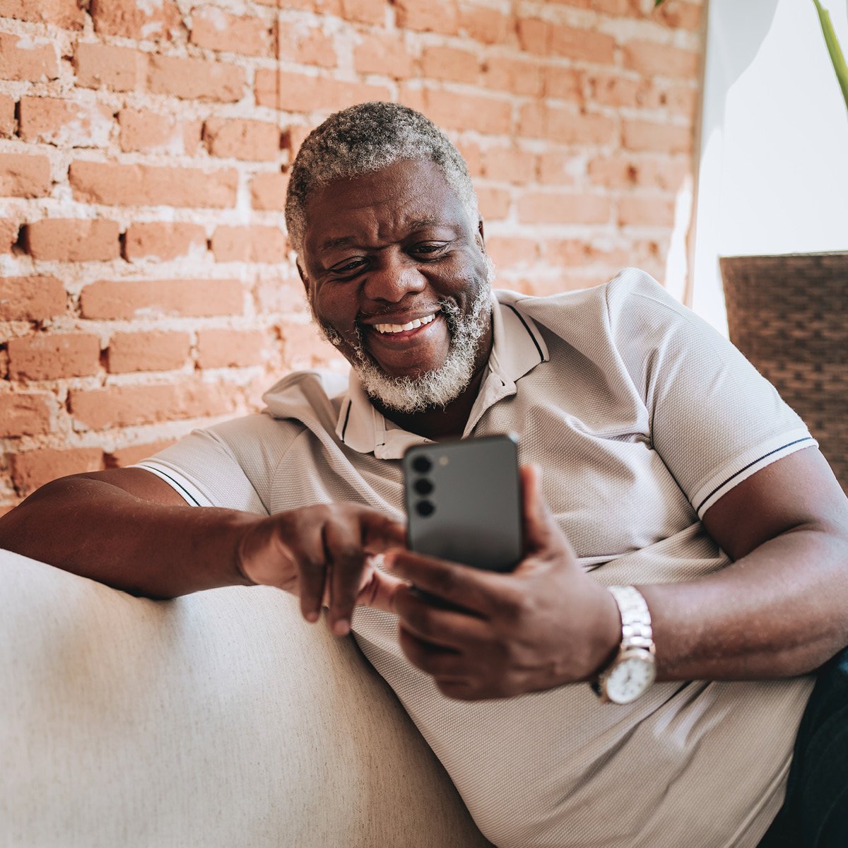 Portrait d'un homme tenant un téléphone portable