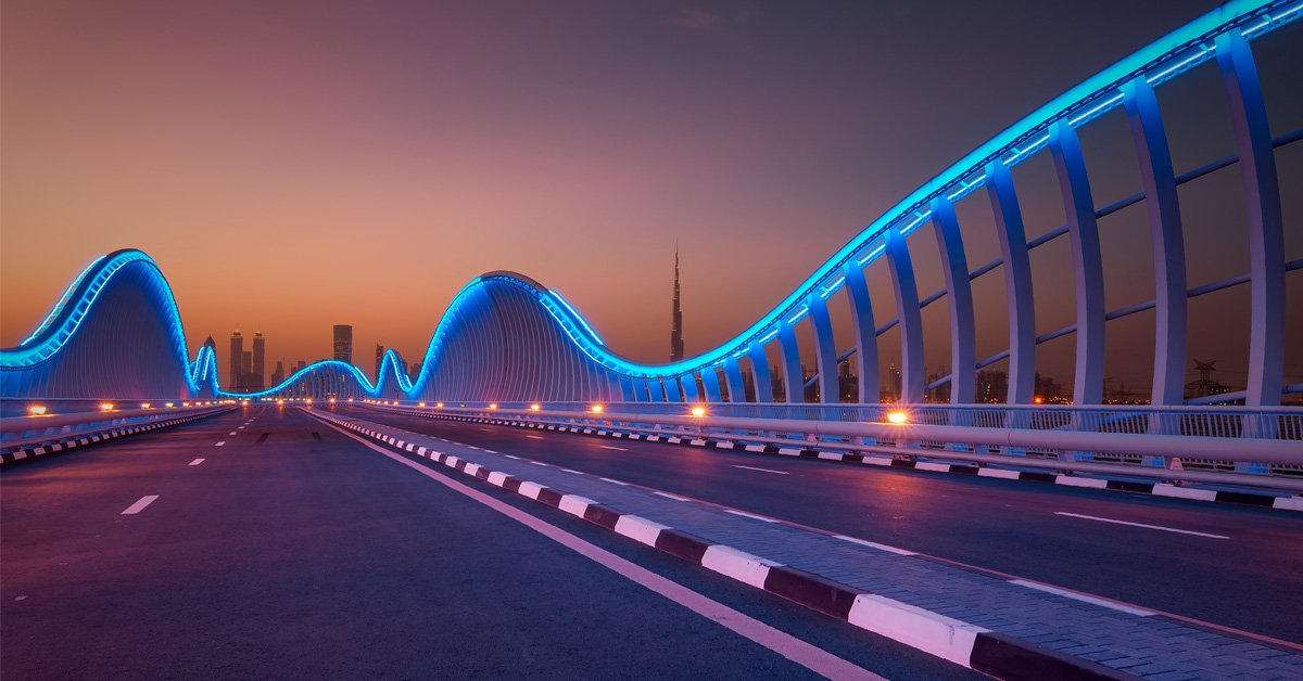 Pont routier la nuit, éclairé par des lumières colorées pour la conduite nocturne (par opposition à la conduite diurne).