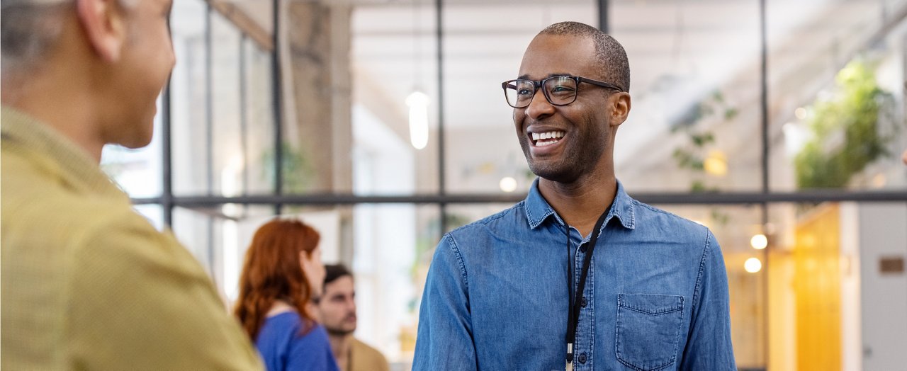 Portrait d'un homme d'affaires joyeux, affichant un sourire radieux, incarnant l'image idéale du professionnel adulte masculin.
