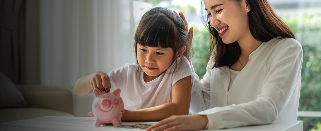 Un environnement familial soutenant favorise l'éducation dès le plus jeune âge, cultivant l'apprentissage pour les garçons et les filles.