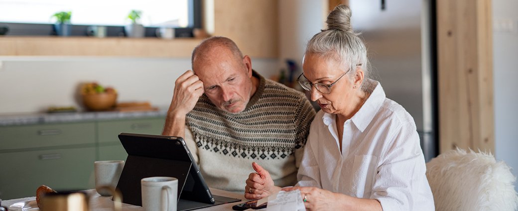 Un couple senior joyeux, incarnant l'essence de la famille, démontre la joie de l'âge adulte mature.