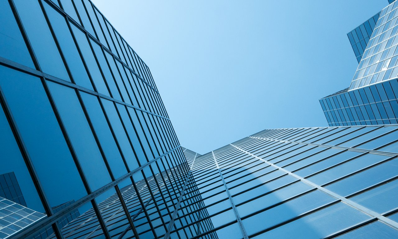La tour moderne en verre, un témoignage de l'architecture innovante, domine l'horizon bleu de la ville comme un phare d'espaces d'affaires et de bureaux.
