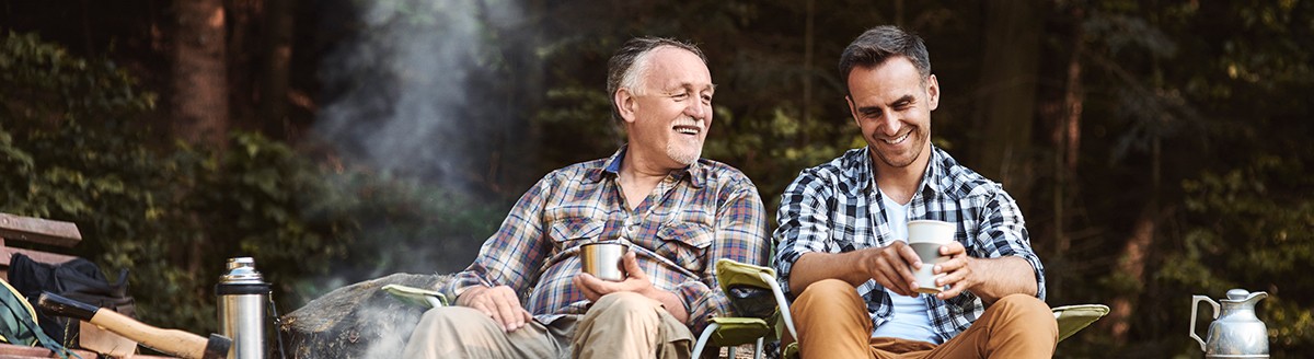 Deux hommes campant dans une forêt