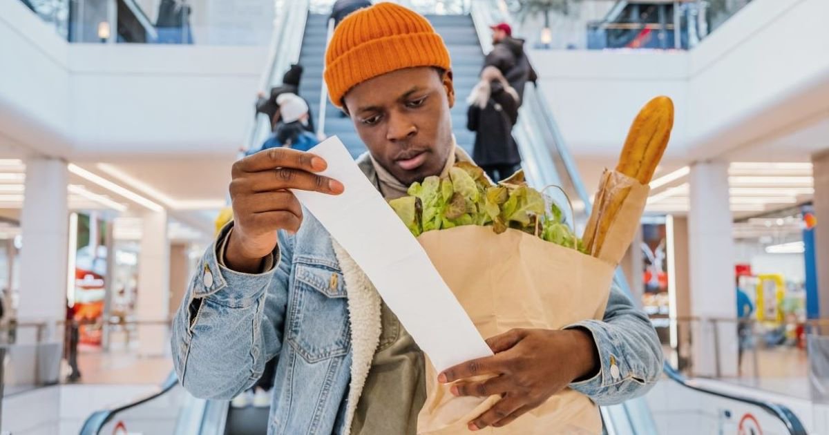 Un homme professionnel, architecte et constructeur, portant un casque, dirige un nouveau projet de construction.