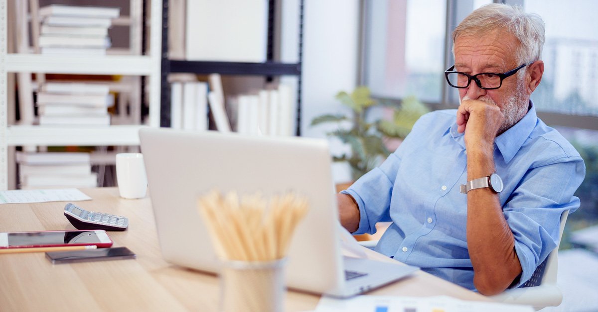 Un couple qui planifie sa retraite fait le suivi de son épargne sur son appareil.