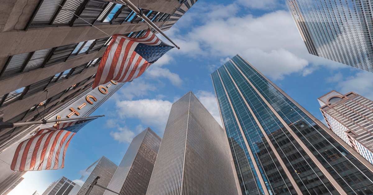 Gratte-ciel et drapeau américain. 