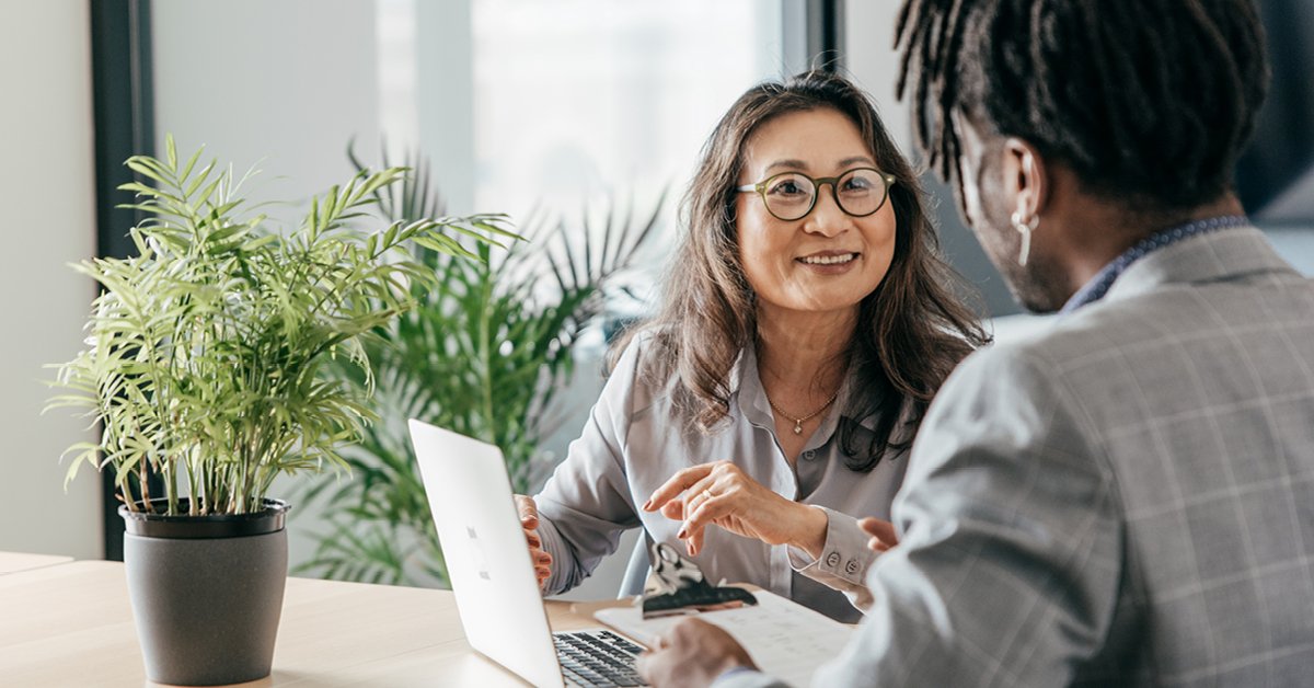 Une femme d'affaires professionnelle travaille assidûment sur son ordinateur portable dans un bureau moderne.