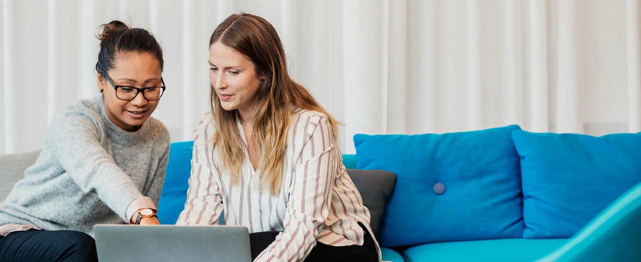 image de deux femmes