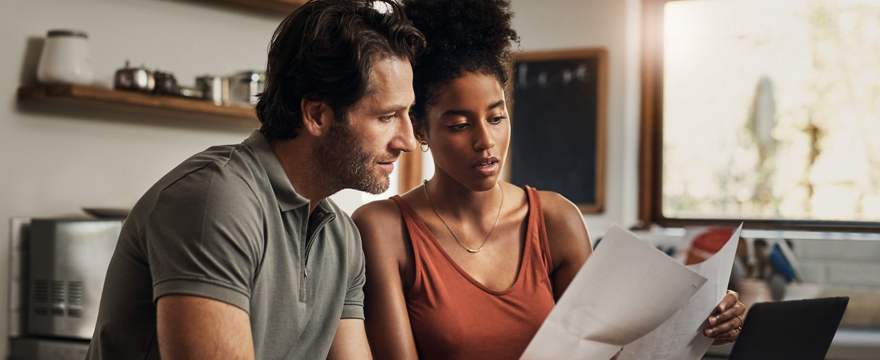 Un jeune couple, un homme et une femme, incarne l'essence même du bonheur et de l'amour, touchant profondément les gens.