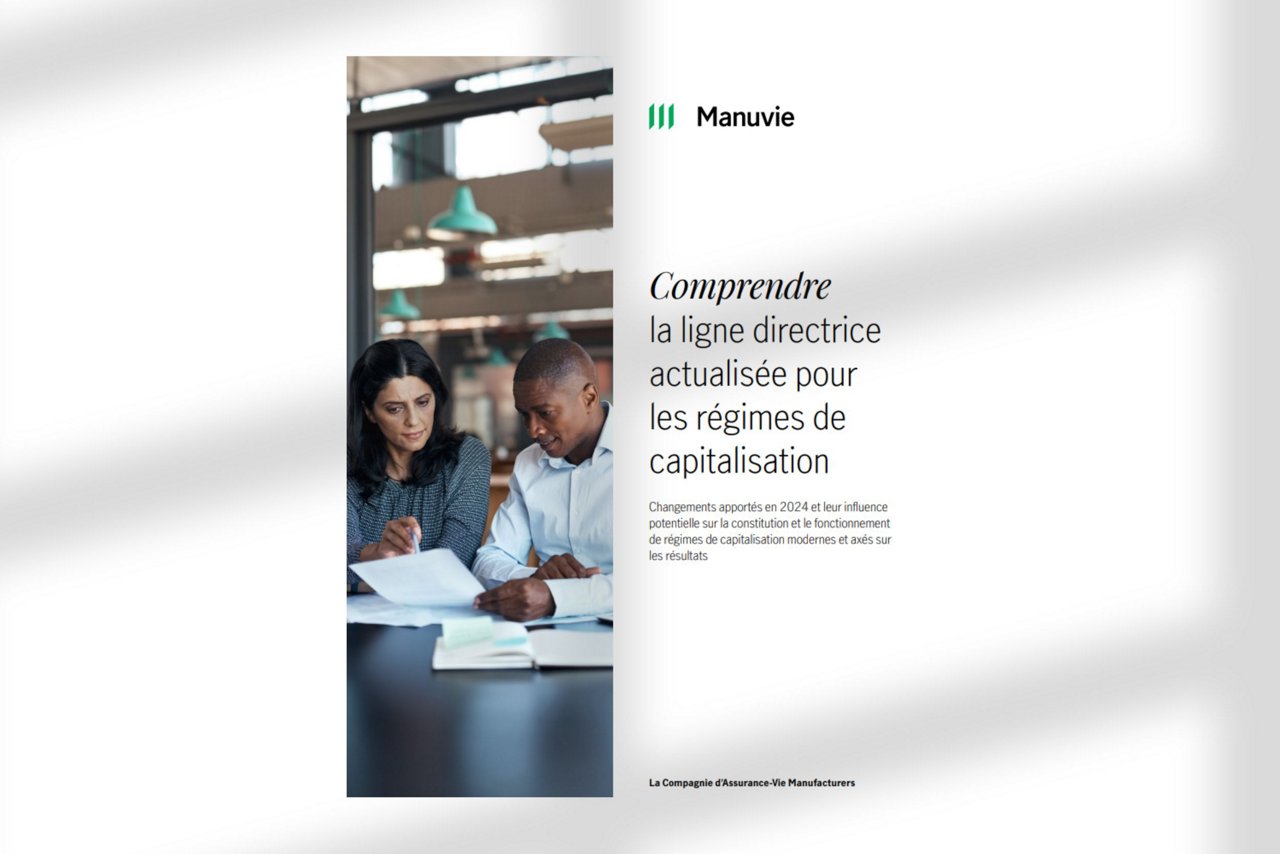 Une femme d'affaires dans un environnement de bureau utilise un ordinateur portable pour la communication web, illustrant un fond moderne de design d'entreprise.