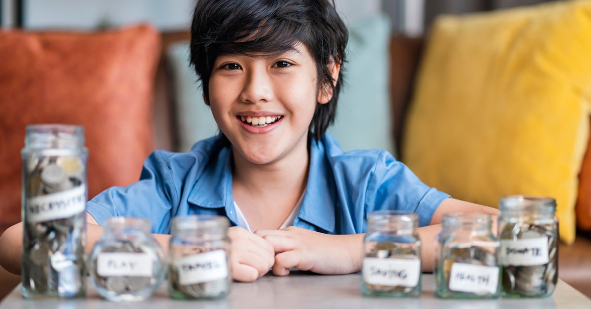 Une jeune femme joyeuse dans un environnement éducatif interagit positivement avec un petit garçon, favorisant l'apprentissage.