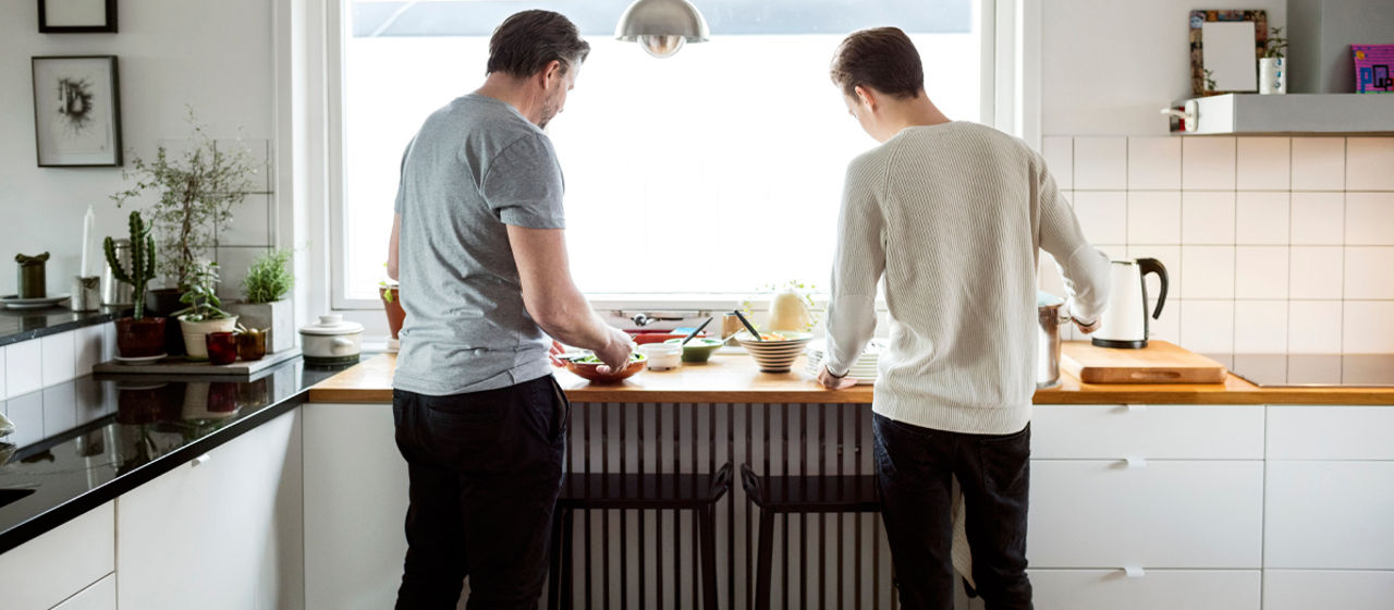 Père et fils cuisinent dans une cuisine
