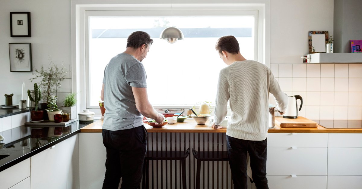 Père et fils cuisinent dans une cuisine