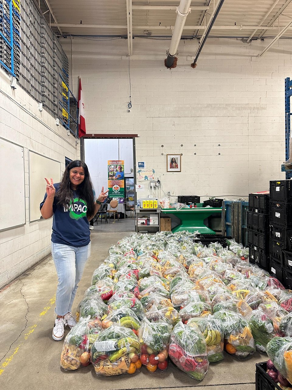 Un collègue qui fait du bénévolat dans une banque alimentaire à Toronto. 