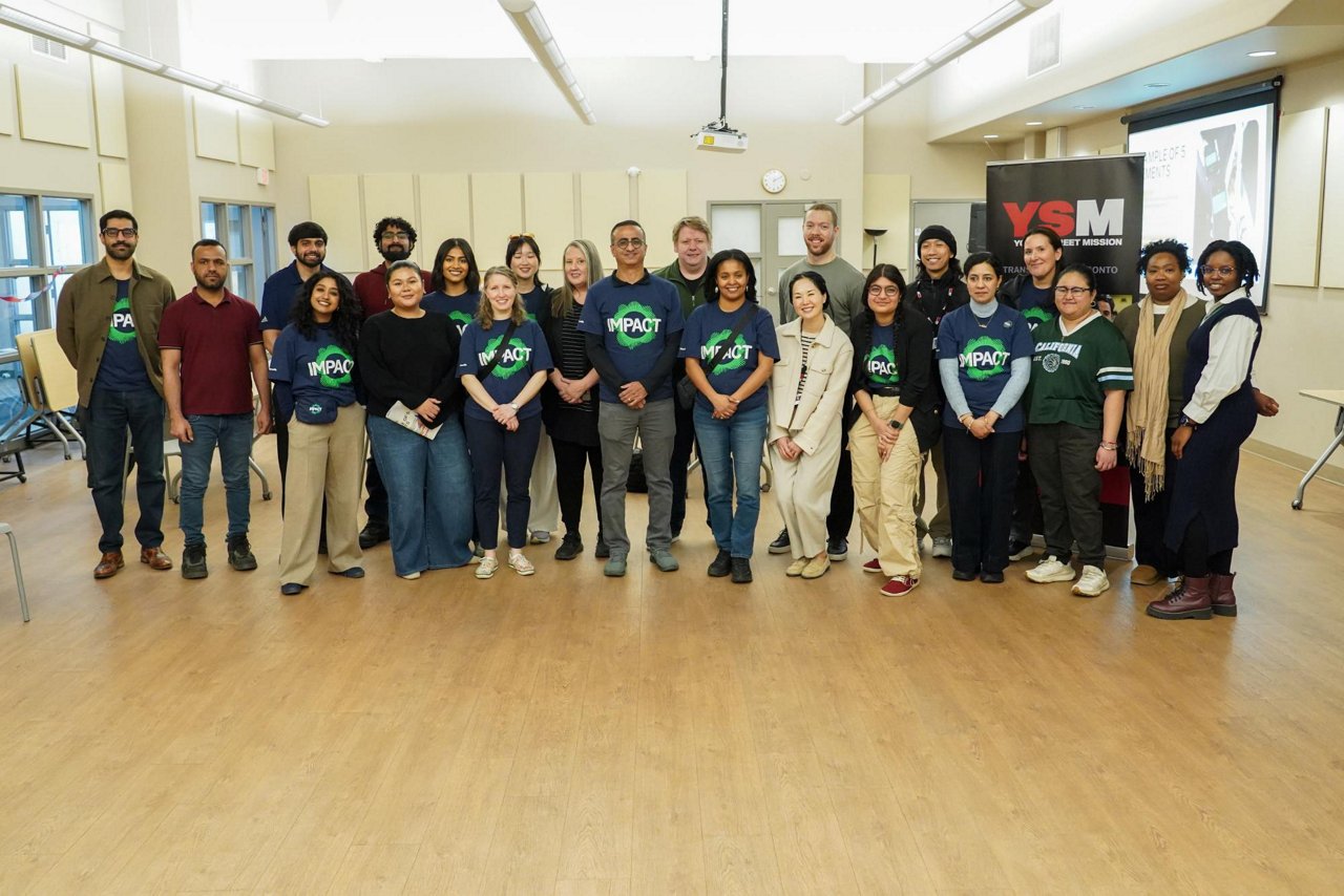 Naveed Irshad, président et chef de la direction de Manuvie Canada, et ses collègues à la Yonge Street Mission (YSM) de Toronto. 
