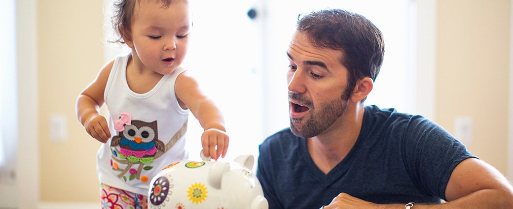 Un couple et leur jeune fils savourent ensemble un petit déjeuner familial sain dans leur cuisine.