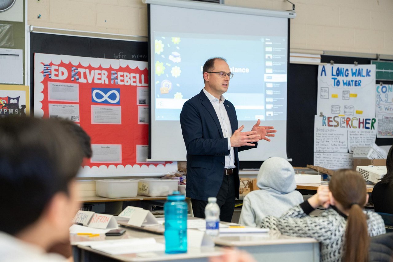 Phil Witherington, président et chef de la direction de Manuvie, se joint à des élèves d’une école de Toronto pour une discussion sur l’éducation financière.