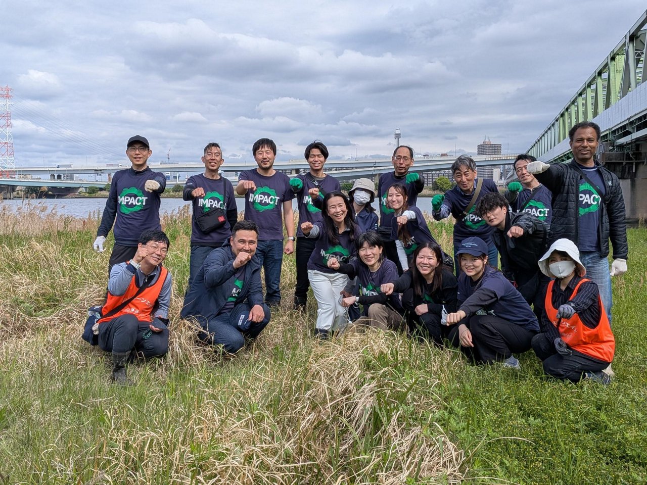 Les collègues de Manuvie au Japon participent à une opération de nettoyage des berges. 