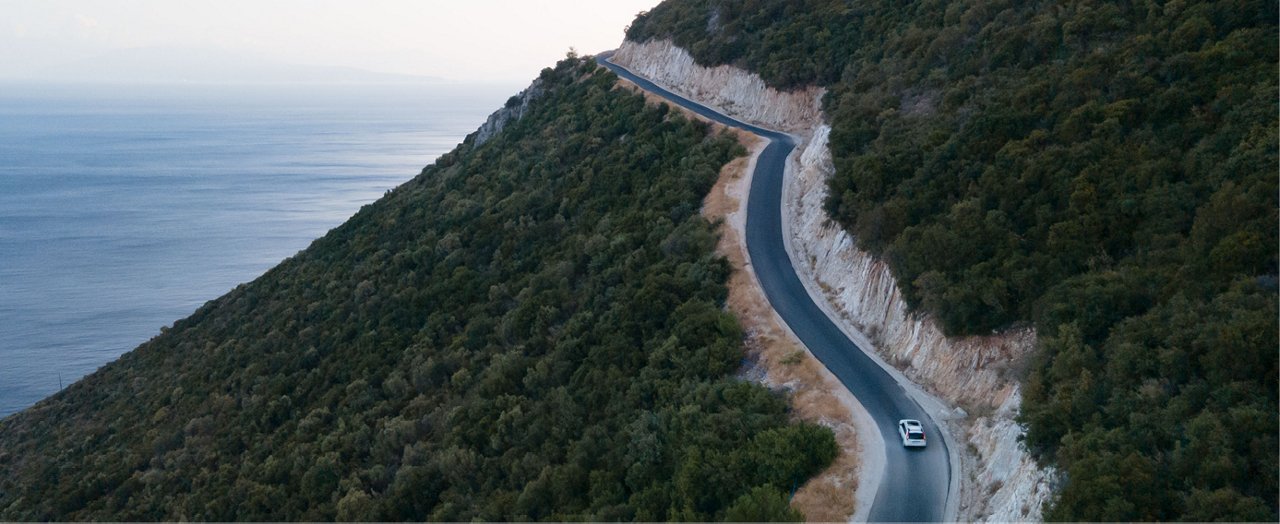 Vivez la tranquillité de la nature avec un voyage pittoresque à travers des forêts verdoyantes, des montagnes majestueuses et des rivières sereines.