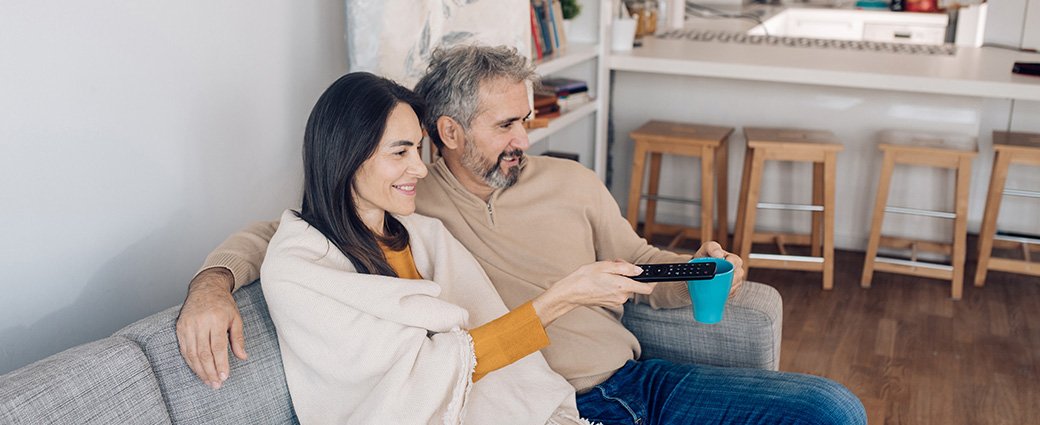 Un couple heureux, tous deux adultes, appréciant leur temps à la maison, incarnant l'essence d'une vie familiale Joyeuse.