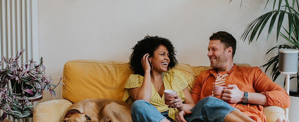 Un moment familial joyeux se déroule à la maison alors qu'une mère et un père partagent un échange heureux avec leur jeune fille.