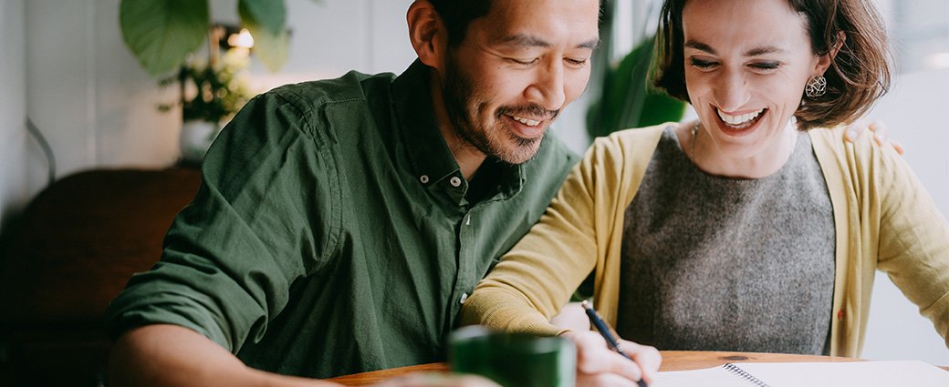 Un homme d'affaires adulte satisfait interagissant avec une technologie avancée via une tablette numérique.