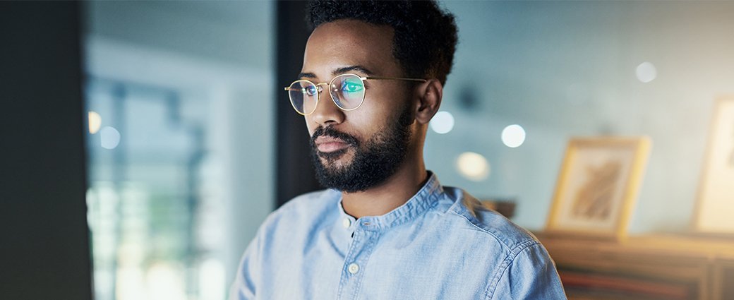 Un jeune homme adulte présente la mode contemporaine dans un portrait professionnel, dégageant assurance et aplomb.