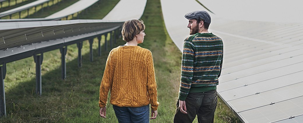 Un couple heureux, un homme et une femme, marchant ensemble, incarnant l'amour et le lien familial parmi les gens.