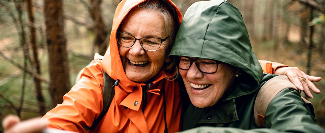 Une image joyeuse d'un couple de personnes âgées, dégageant amour et bonheur, symbolisant des valeurs familiales durables.