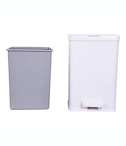 Bote de basura de plástico Simply Essential™ con pedal color blanco/gris