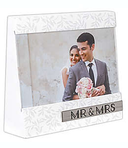 Portarretratos “Mr. & Mrs.” Malden® color blanco de 10.16 x 15.24 cm